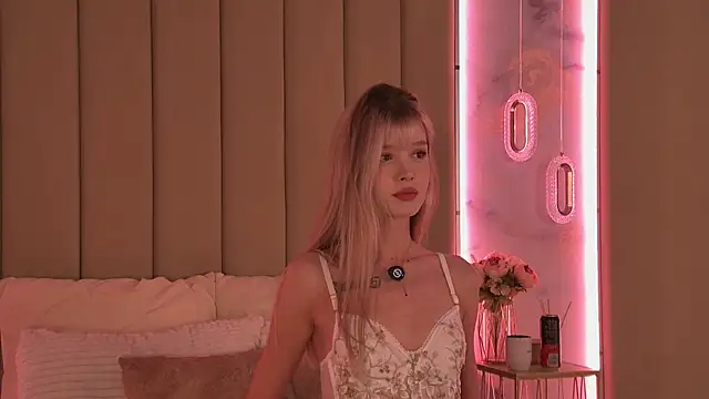 BellaSecrett online show from September 14, 2025, 2:38 pm