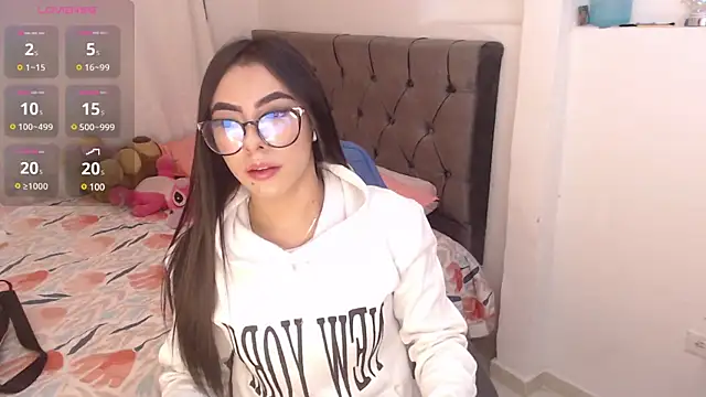Yasminsmith   online show from March 11, 2025, 2:29 pm