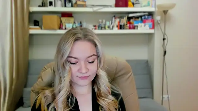 Kara Smith  online show from November 15, 2025, 11:10 pm