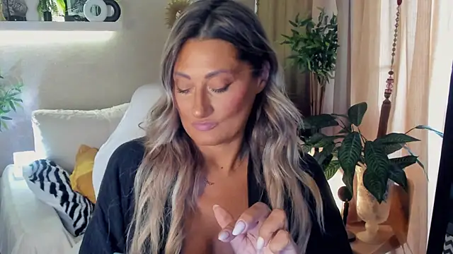 SarahAlluring online show from July 31, 2026, 7:19 am