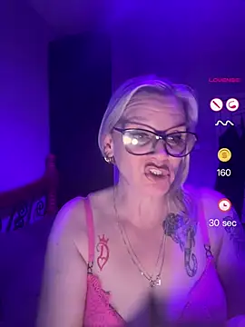 Snapshot of Curvy-Cleo chatting on April 27, 2026, 8:07 pm Curvy-Cleo online show from April 27, 2026, 8:07 pm