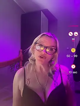 Snapshot of Curvy-Cleo chatting on April 29, 2026, 8:37 pm Curvy-Cleo online show from April 29, 2026, 8:37 pm