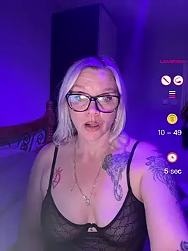 Snapshot of Curvy-Cleo chatting on June 3, 2026, 9:31 pm Curvy-Cleo online show from June 3, 2026, 9:31 pm