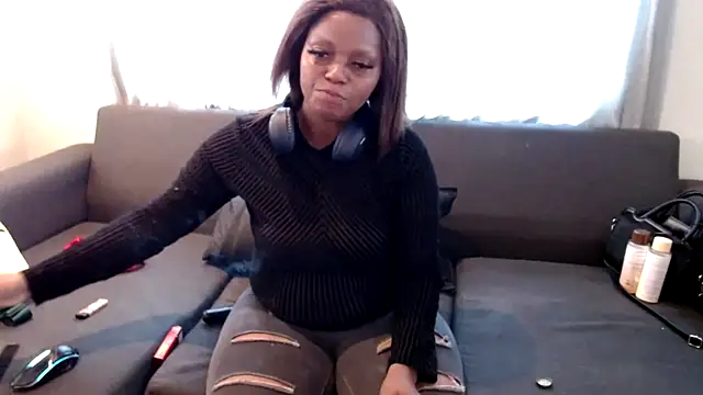 Snapshot of LustyDeziree1 chatting on October 13, 2025, 12:05 pm LustyDeziree1 online show from October 13, 2025, 12:05 pm