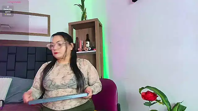 Snapshot of EllenaBoobs_ chatting on July 18, 2026, 12:37 am EllenaBoobs online show from July 18, 2026, 12:37 am