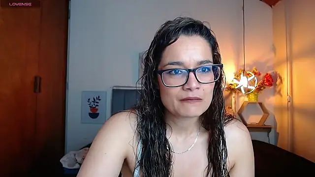 Snapshot of Rose_Thompson1 chatting on September 9, 2025, 1:43 pm Rose Thompson1 online show from September 9, 2025, 1:43 pm