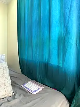 Snapshot of Ivelleee_ chatting on October 28, 2025, 10:23 pm Ivelleee  online show from October 28, 2025, 10:23 pm