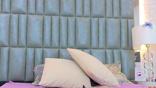CamilaJohnston online show from May 19, 2026, 1:22 am