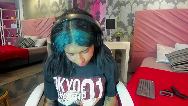 Snapshot of Karin_Ks chatting on October 28, 2025, 7:16 pm Karin Ks online show from October 28, 2025, 7:16 pm