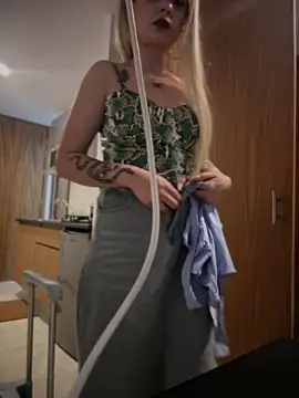 Snapshot of LoganPeny chatting on March 19, 2026, 5:33 am LoganPeny online show from March 19, 2026, 5:33 am