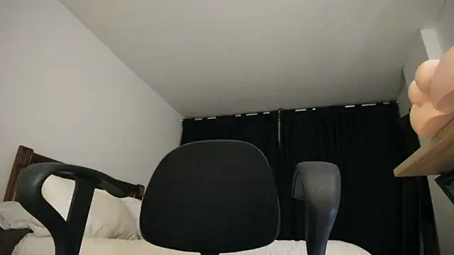 Snapshot of Hat_girl chatting on February 21, 2026, 3:18 am Hat girl online show from February 21, 2026, 3:18 am