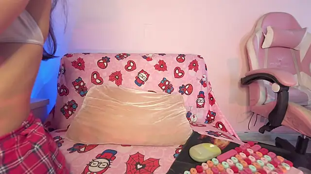 kitty-kryss online show from May 11, 2026, 2:34 pm