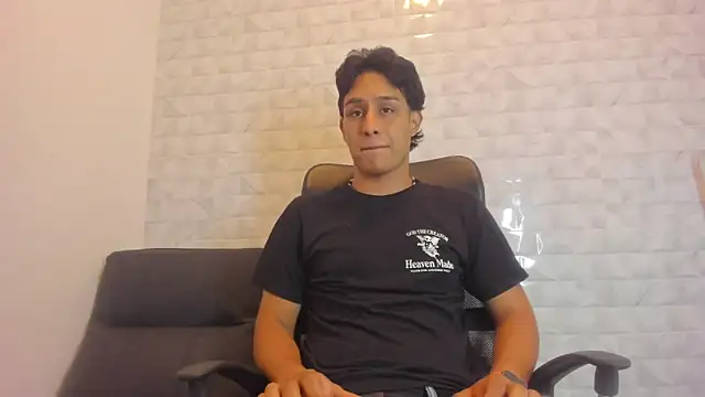 Snapshot of Stone_grey1_ chatting on March 16, 2025, 1:07 am Stone grey1 online show from March 16, 2025, 1:07 am