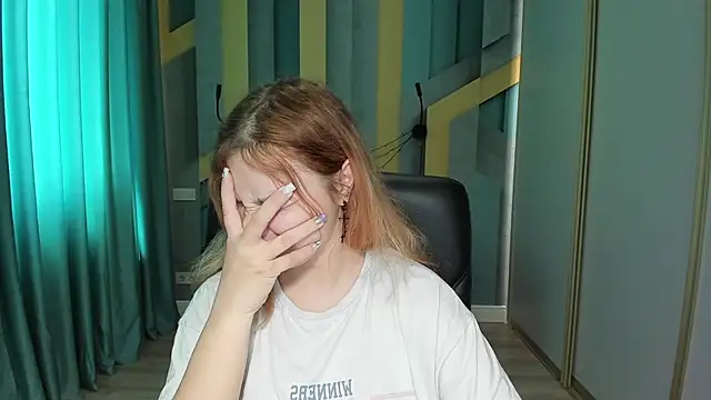 AngelinaLow online show from May 4, 2026, 11:28 am