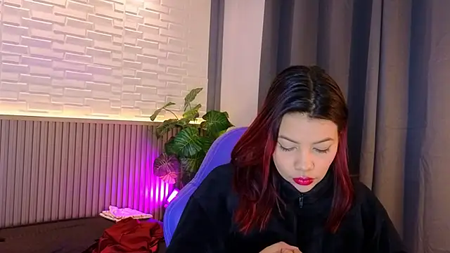 TiffanyWalk online show from December 5, 2025, 10:35 am