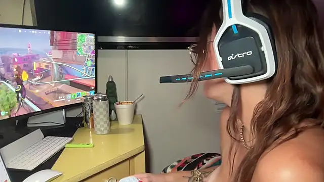 Snapshot of SpaceCowWhore chatting on September 29, 2025, 1:11 am SpaceCowWhore online show from September 29, 2025, 1:11 am