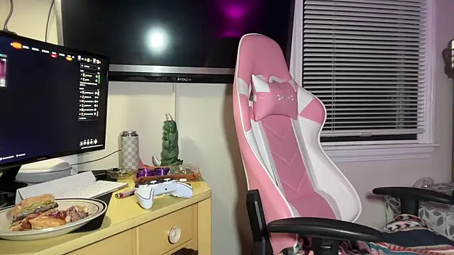 Snapshot of SpaceCowWhore chatting on October 1, 2025, 12:05 am SpaceCowWhore online show from October 1, 2025, 12:05 am