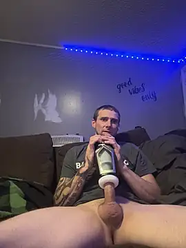 Snapshot of Stillhard8925 chatting on October 24, 2025, 6:37 pm Stillhard8925 online show from October 24, 2025, 6:37 pm