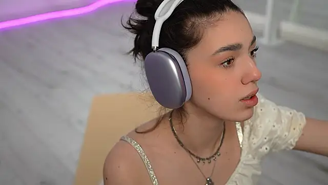 Snapshot of mystica_ chatting on March 15, 2025, 10:35 am mystica online show from March 15, 2025, 10:35 am