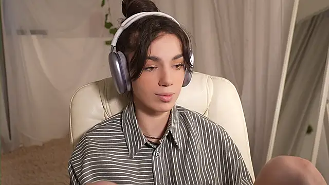 mystica  online show from November 29, 2025, 12:08 pm