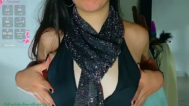 Emmi Roberts online show from November 18, 2025, 4:33 pm