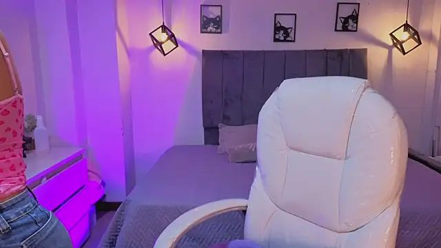 Pretty Johnson  online show from June 14, 2026, 3:41 am