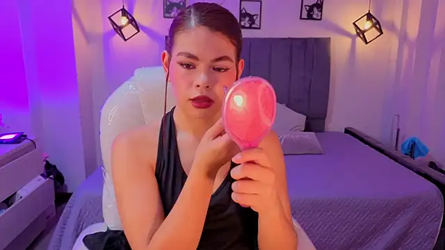 Pretty Johnson  online show from June 19, 2026, 4:06 am