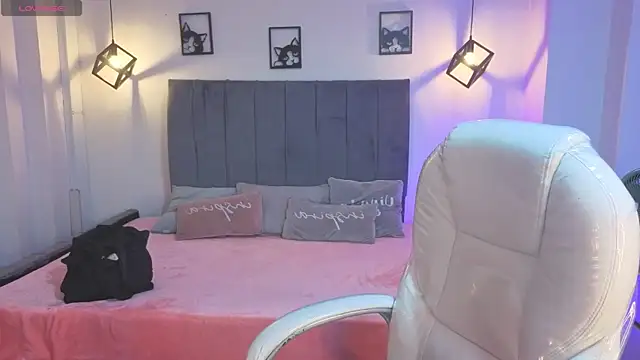 Pretty Johnson  online show from July 26, 2026, 3:36 am