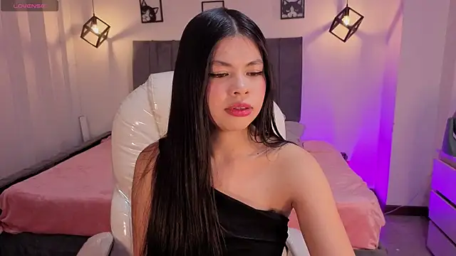 Pretty Johnson  online show from August 5, 2026, 1:41 am