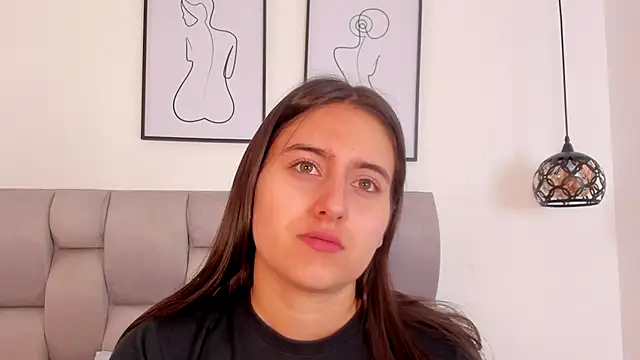 Hanna Evans   online show from October 14, 2025, 12:28 pm