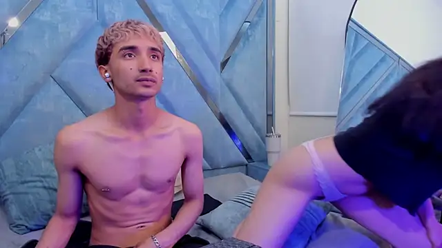 LauryAndNarem69 online show from December 21, 2025, 6:31 am