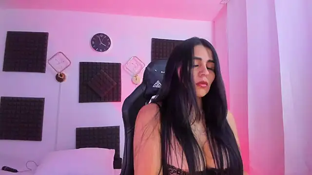 hannarusso online show from December 1, 2025, 8:58 pm