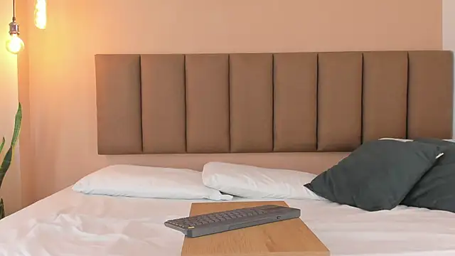 Snapshot of honeygray02 chatting on October 24, 2025, 12:23 pm honeygray02 online show from October 24, 2025, 12:23 pm