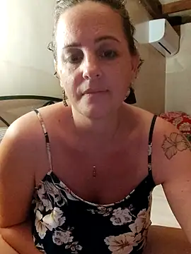 emiliemilf online show from April 26, 2026, 6:33 am