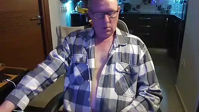 Snapshot of JamesBauer chatting on February 17, 2026, 4:31 am JamesBauer online show from February 17, 2026, 4:31 am