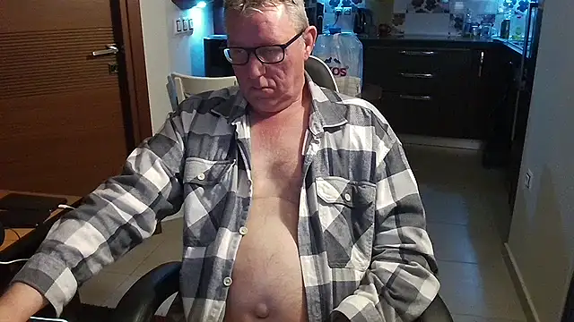 Snapshot of JamesBauer chatting on February 18, 2026, 4:41 am JamesBauer online show from February 18, 2026, 4:41 am