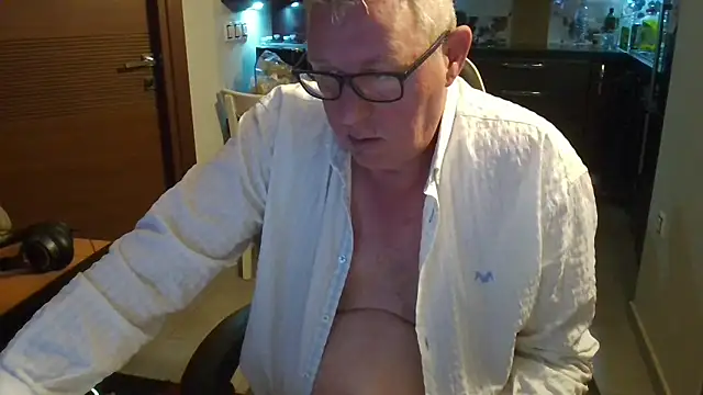 Snapshot of JamesBauer chatting on February 26, 2026, 4:55 am JamesBauer online show from February 26, 2026, 4:55 am