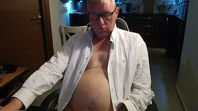 Snapshot of JamesBauer chatting on March 3, 2026, 4:51 am JamesBauer online show from March 3, 2026, 4:51 am