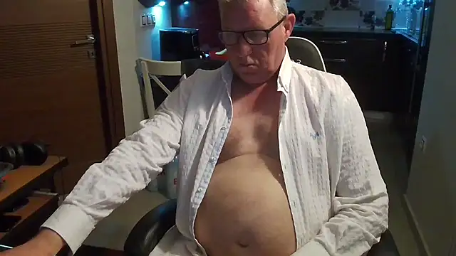 Snapshot of JamesBauer chatting on March 4, 2026, 4:18 am JamesBauer online show from March 4, 2026, 4:18 am