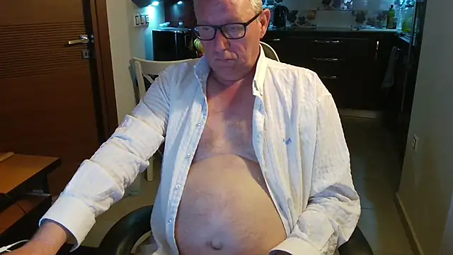 Snapshot of JamesBauer chatting on March 7, 2026, 4:42 am JamesBauer online show from March 7, 2026, 4:42 am