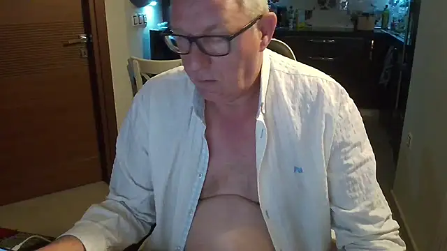 Snapshot of JamesBauer chatting on March 8, 2026, 4:05 am JamesBauer online show from March 8, 2026, 4:05 am