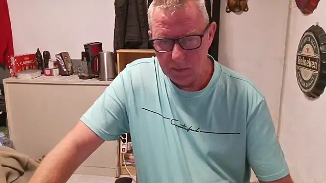 Snapshot of JamesBauer chatting on April 14, 2026, 4:18 am JamesBauer online show from April 14, 2026, 4:18 am