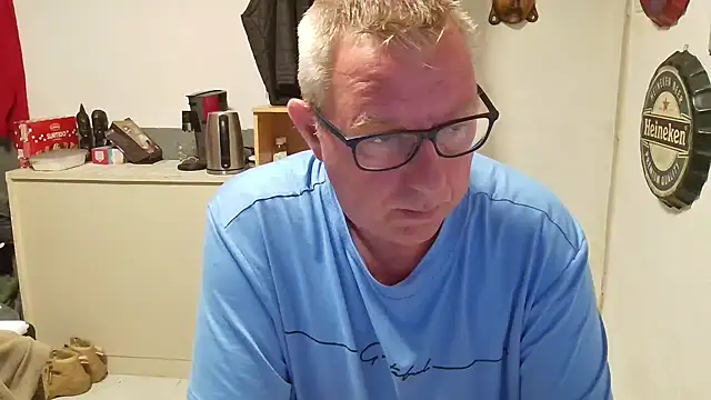 Snapshot of JamesBauer chatting on April 16, 2026, 4:35 am JamesBauer online show from April 16, 2026, 4:35 am