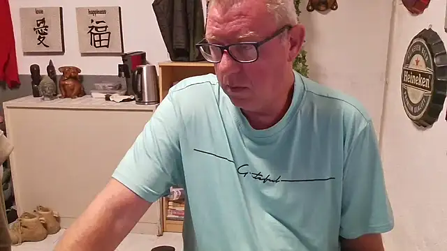 Snapshot of JamesBauer chatting on April 18, 2026, 3:32 am JamesBauer online show from April 18, 2026, 3:32 am