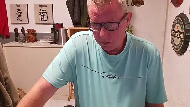 Snapshot of JamesBauer chatting on April 20, 2026, 4:15 am JamesBauer online show from April 20, 2026, 4:15 am