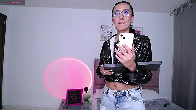 emma glowof online show from September 30, 2025, 1:32 am