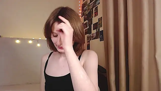 Snapshot of c0ralynx chatting on October 10, 2025, 8:13 am c0ralynx online show from October 10, 2025, 8:13 am