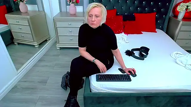 Snapshot of SuzzySun chatting on December 27, 2024, 12:34 pm SuzzySun online show from December 27, 2024, 12:34 pm