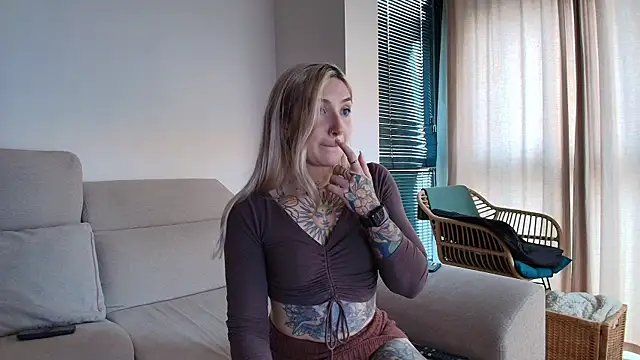tattoobbgirl online show from January 16, 2026, 4:44 pm
