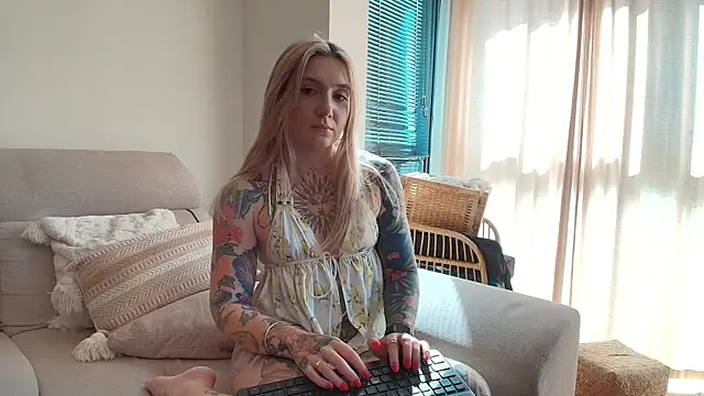 tattoobbgirl online show from April 28, 2026, 3:28 pm